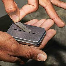 Load image into Gallery viewer, Leaf Razor Blade Bank Tin